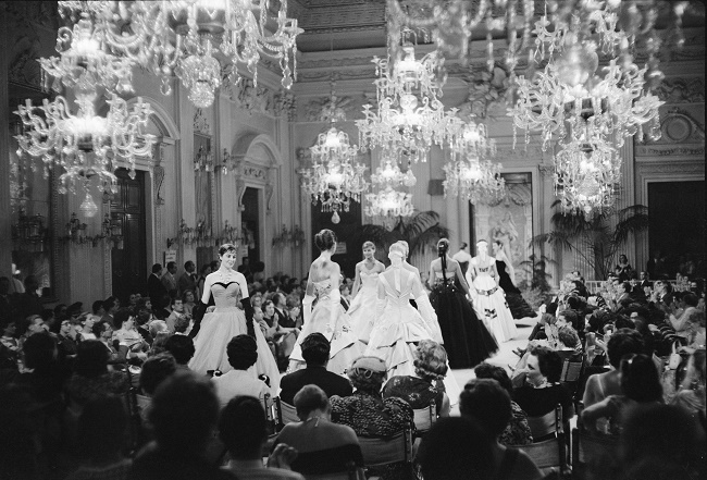 Momento di sfilata in Sala Bianca, anni cinquanta. Source: http://goo.gl/FniqfW.